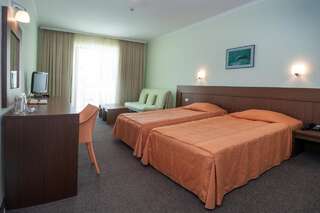 Отель Jeravi Beach Hotel Солнечный Берег Большой двухместный номер с 1 кроватью или 2 отдельными кроватями-1