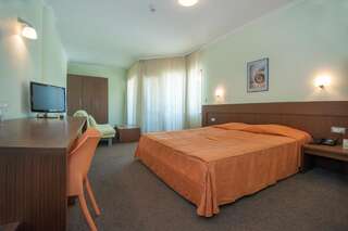 Отель Jeravi Beach Hotel Солнечный Берег Большой двухместный номер с 1 кроватью или 2 отдельными кроватями-2
