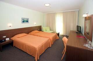 Отель Jeravi Beach Hotel Солнечный Берег Двухместный номер с 1 кроватью или 2 отдельными кроватями и балконом-4