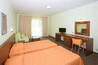 Отель Jeravi Beach Hotel Солнечный Берег Большой двухместный номер с 1 кроватью или 2 отдельными кроватями-4