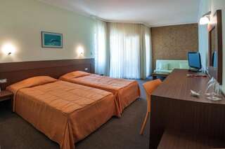 Отель Jeravi Beach Hotel Солнечный Берег Большой двухместный номер с 1 кроватью или 2 отдельными кроватями-10