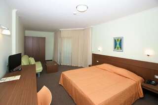 Отель Jeravi Beach Hotel Солнечный Берег Большой двухместный номер с 1 кроватью или 2 отдельными кроватями-11