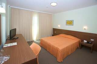 Отель Jeravi Beach Hotel Солнечный Берег Двухместный номер с 1 кроватью или 2 отдельными кроватями и балконом-1