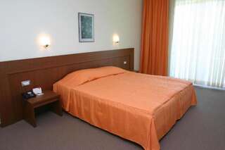 Отель Jeravi Beach Hotel Солнечный Берег Двухместный номер с 1 кроватью или 2 отдельными кроватями и балконом-2